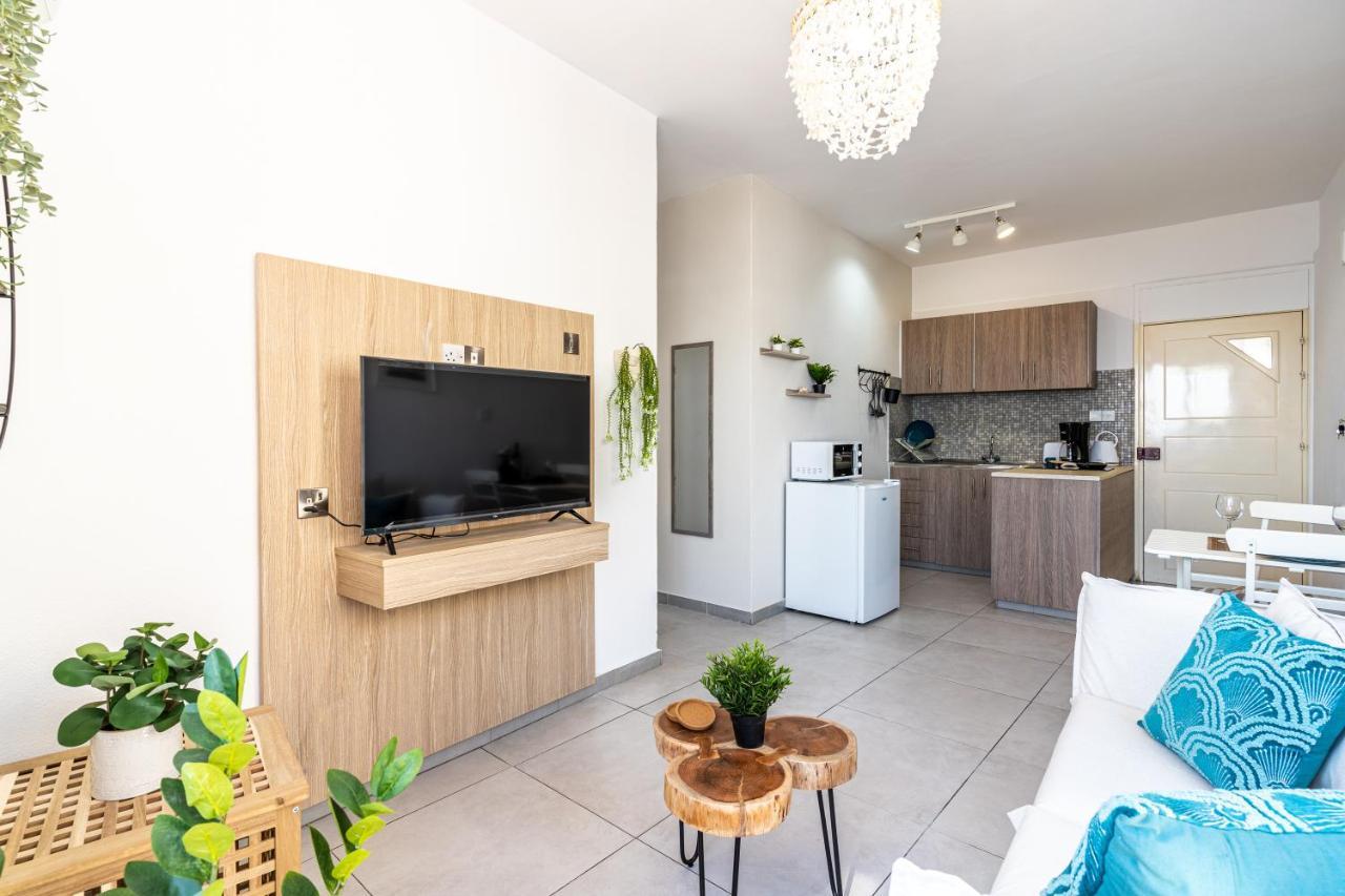 Whispering Palms 1-BR Apt By Finikoudes Beach Larnaka Exterior foto